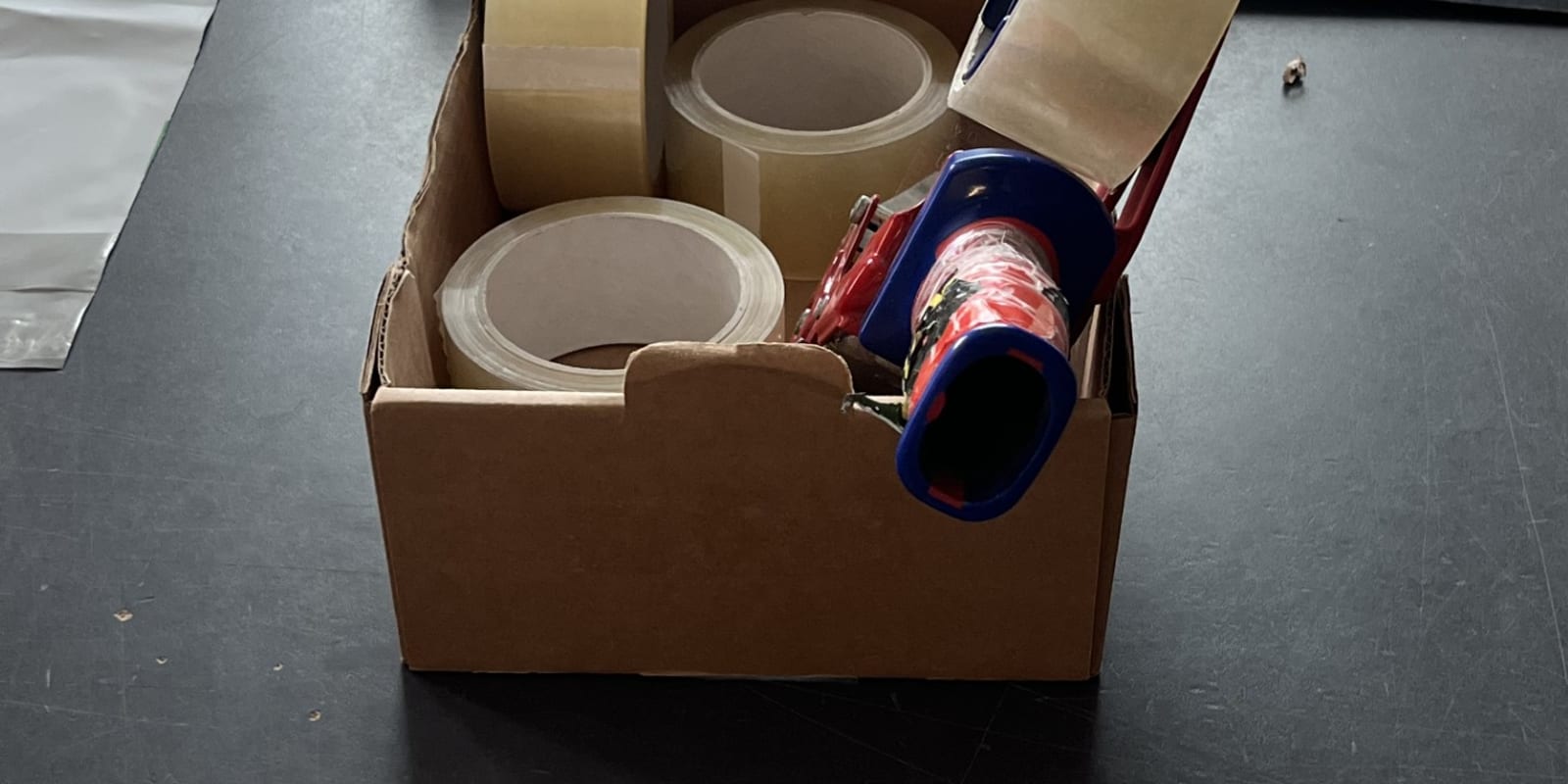 Pakketape i tapedispenser ved pakkebordet
